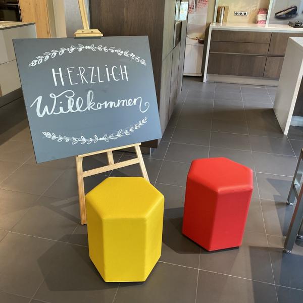 Roter und gelber sechseckiger Hocker.
